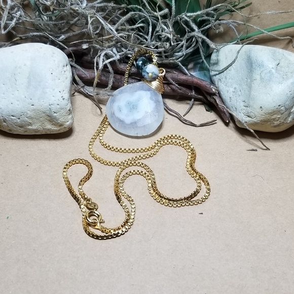 Solar quartz and gold necklace - Picture 2 of 5